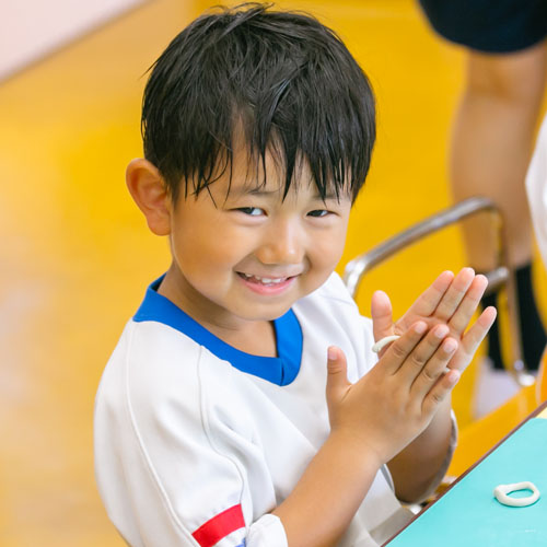 友達と仲良く遊べるこども