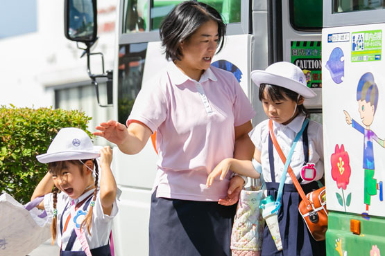 園の外観・幼稚園バス